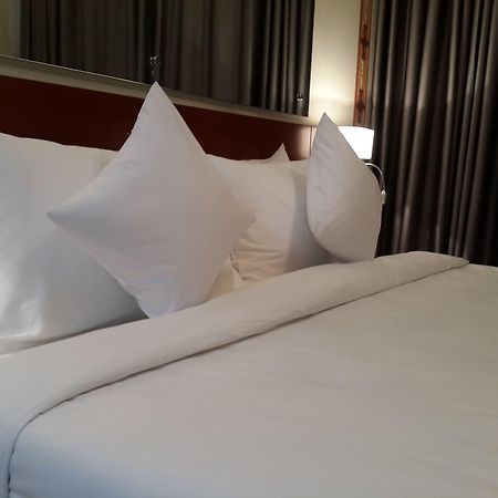 Coventina Lake Suites Dhaka Buitenkant foto
