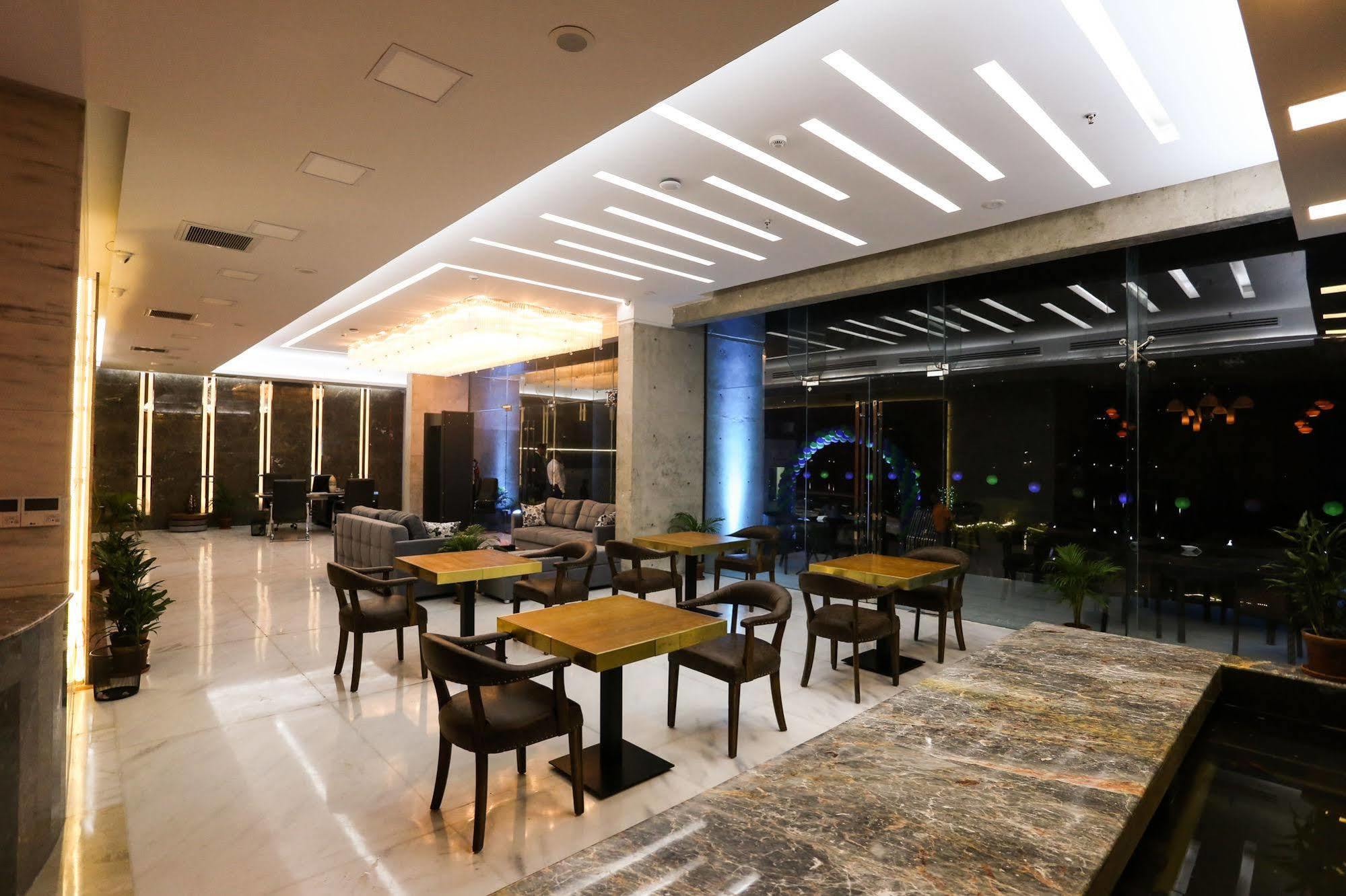Coventina Lake Suites Dhaka Buitenkant foto