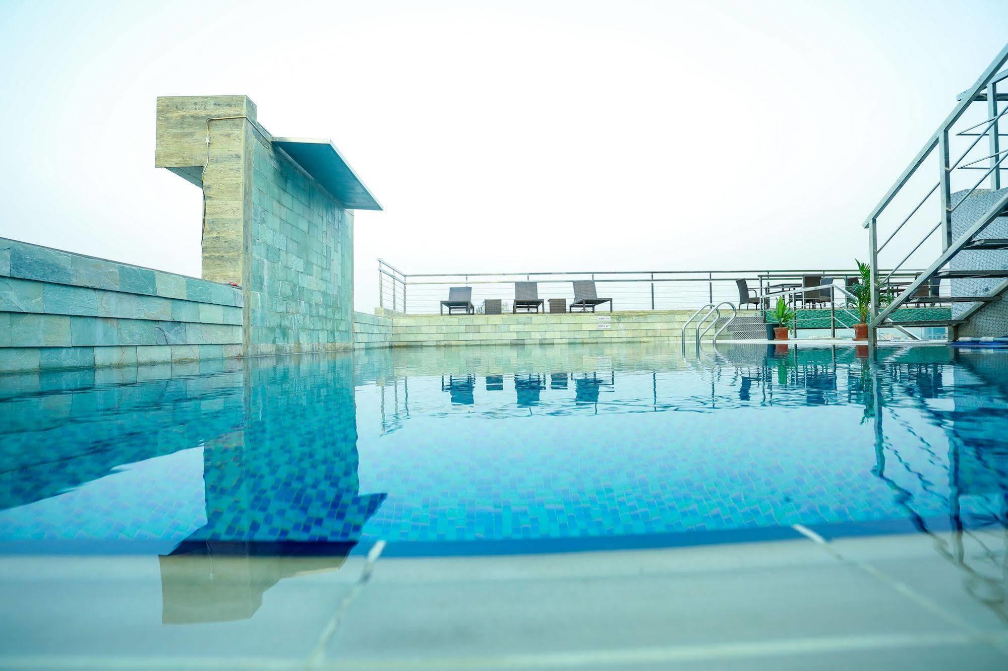 Coventina Lake Suites Dhaka Buitenkant foto
